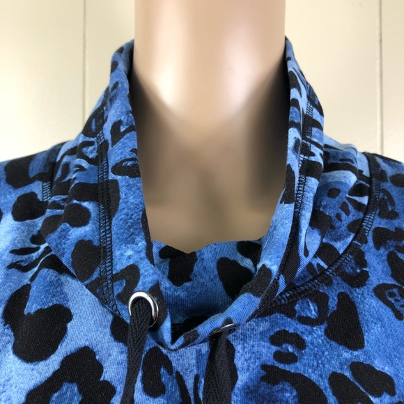 Susan Graver Weekend blue and black cheetah print tunic - Picture 4 of 6